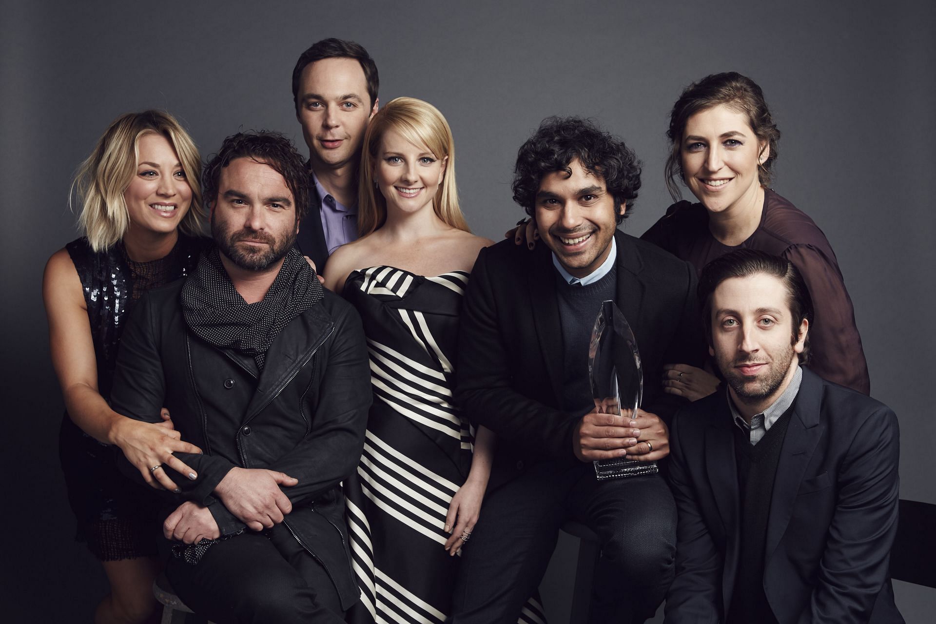 Rauch with the cast at the People's Choice Awards 2016 (Image via Getty)
